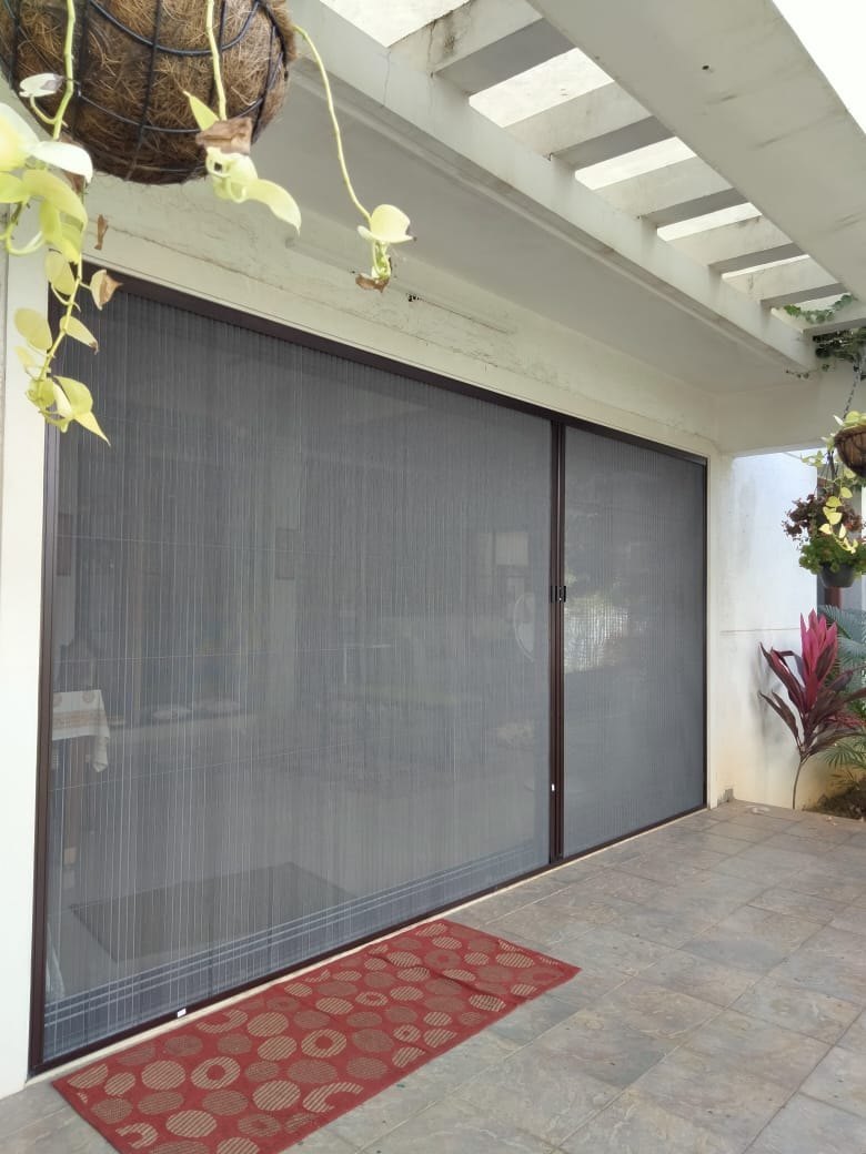 Mosquiteras Integradas en Tu Cortina de Cristal