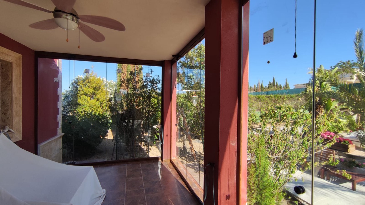 Cortinas de cristal: protección contra el viento y la lluvia en invierno