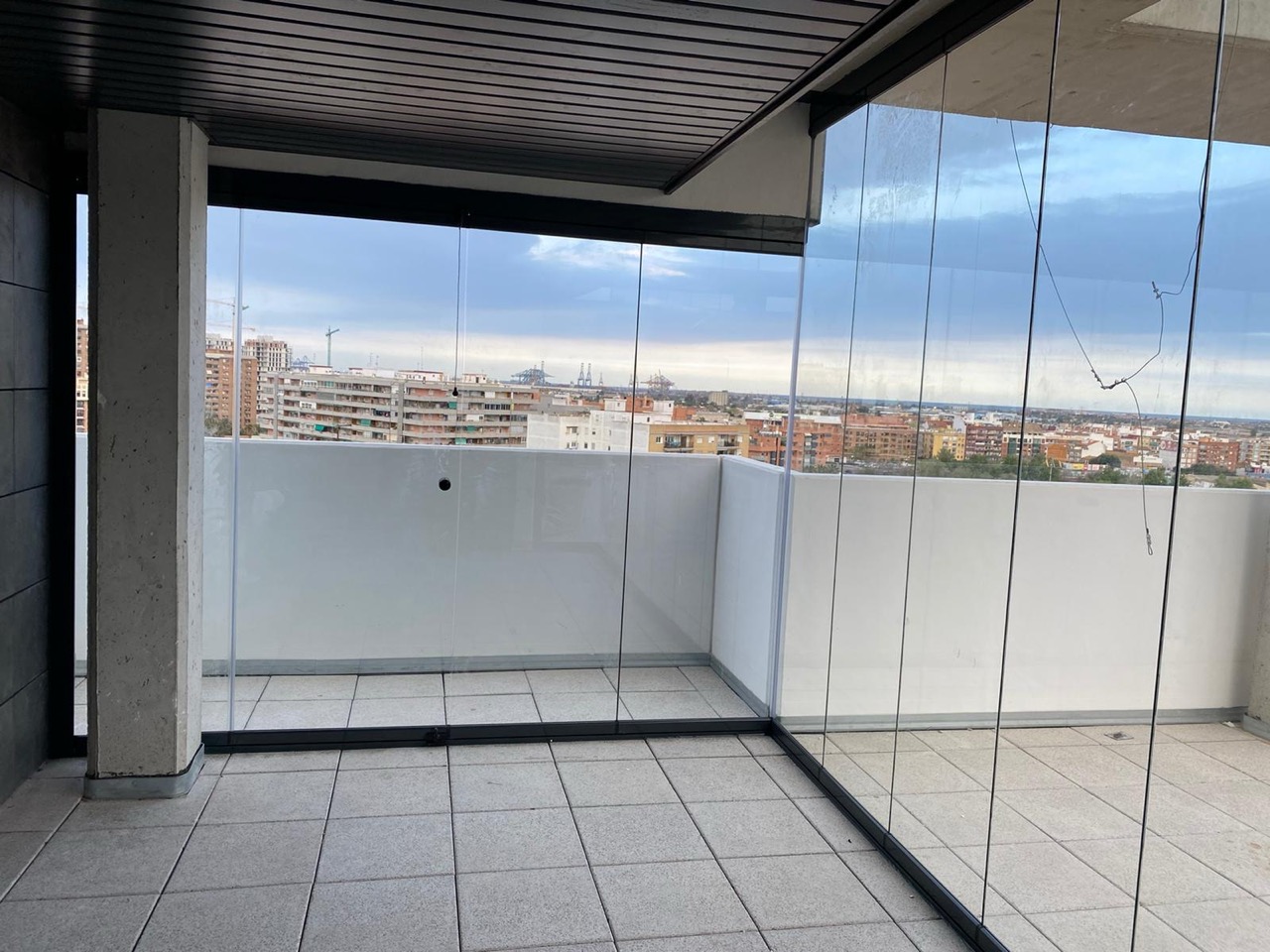 Ideas para diseñar una terraza elegante con cortinas de cristal