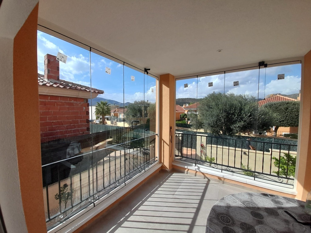 Ideas para diseñar una terraza elegante con cortinas de cristal