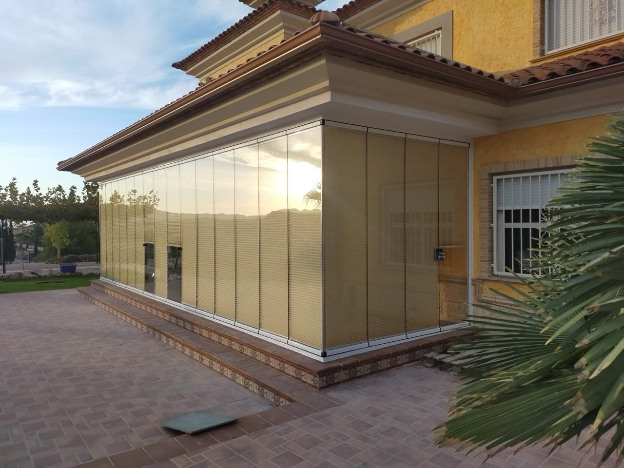 Cómo las cortinas de cristal mejoran el aislamiento acústico de tu vivienda